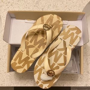 Michael Kors size 4 vanilla flip flop sandal